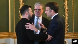 Ukrainian President Volodymyr Zelenskyy (left), talks with British Prime Minister Keir Starmer (middle) and French President Emmanuel Macron at a summit in London on March 2. 