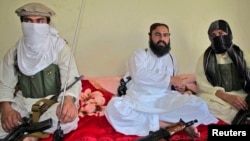 Wali-ur Rehman Mehsud (center) speaks to reporters in July 2011.