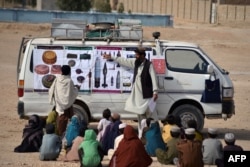 A teacher from the HALO Trust demining charity educates children about mine risks in a village in Afghanistan's Helmand Province. (file photo)